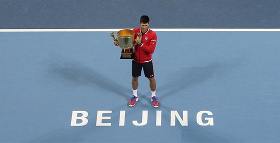 Novak Djokovi s trofejí pro vítze turnaje v Pekingu