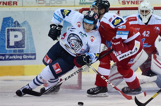 Liberecký útoník Vít Jonák a olomoucký útoník Michal Vodný v souboji....