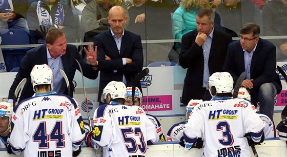 Trenér Alois Hadamczik udluje pokyny hokejistm Komety.