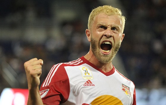 Mike Grella z New Yorku Red Bulls se raduje z gólu.