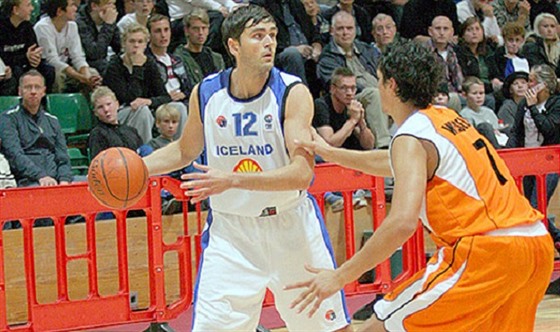Islandský basketbalista Hördur Vilhjálmsson (vlevo) v duelu s Nizozemím.