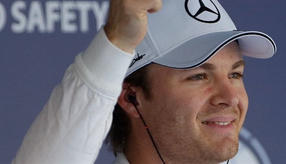 Nico Rosberg slaví zisk pole position v kvalifikaci na Velkou cenu Ruska.