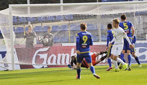 Jihlavtí fotbalisté (v modrém) inkasují gól od Olomouce v úvodním osmifinále...