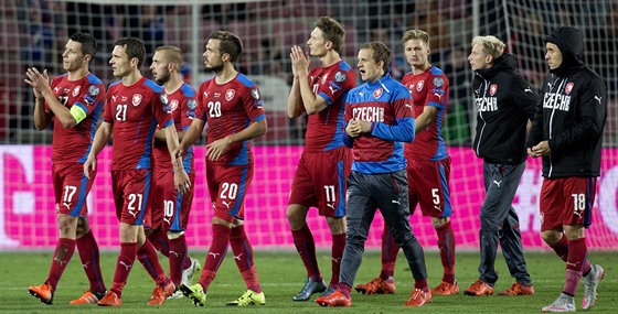 etí fotbalisté tleskají fanoukm.