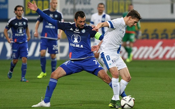 Souboj o balón v podání olomouckého Michala Ordoe (vlevo) a libereckého Davida...