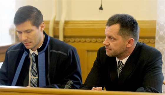 Policistu Zdeňka Kalince (vpravo) soud poslal na šest a půl roku do vězení.