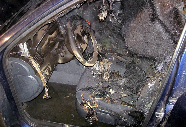 Nehoda a následný poár dvou aut v Bojkovicích na Uherskohradisku. (17. 10....