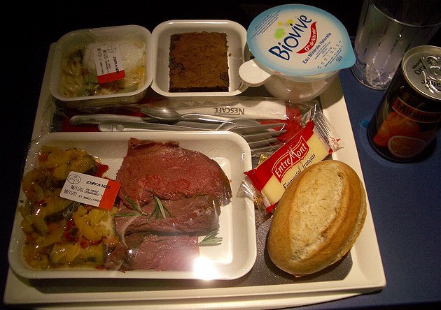 Občerstvení v letadle (ilustrační foto).