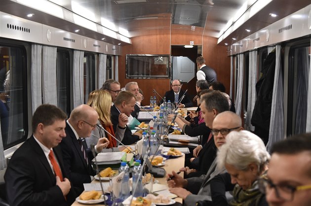 Minist�i jednali u� cestou vlakem do Ústí nad Labem. Zvý�ili platy státních...