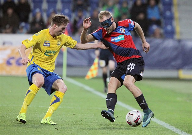 Plze�ský Daniel Kolá� v masce se pokou�í zbavit Diega �ivuli�e ze Zlína.