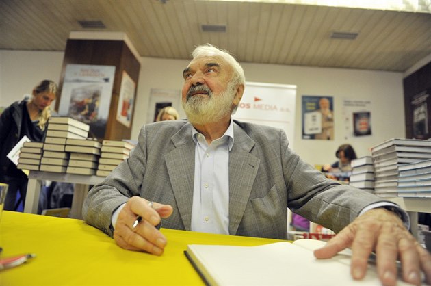 Zden�k Sv�rák podepisuje svou novou knihu Filmové p�íb�hy (10. 10. 2015)