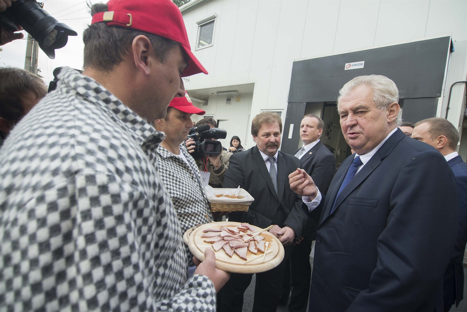 Prezident Milo� Zeman p�i náv�t�v� �eznictví v Lechoticích na Krom��í�sku.