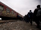 Uprchlíci u makedonského msta Gevgelija nastupují do vlaku smr Srbsko (16....