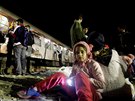 Uprchlíci u makedonského msta Gevgelija nastupují do vlaku smr Srbsko (16....