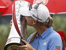 Jessica Kordová líbá trofej pro vítzku turnaje v Kuala Lumpuru.