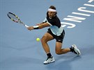 Rafael Nadal odvrací úder Novaka Djokovie na turnaji v Pekingu.