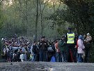 Migranti pochodují k maarské hranici poté, co je vlak dovezl do chorvatského...