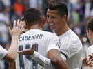 Portugalský válec Ronaldo slaví se svými spoluhrái druhou trefu proti Levante....