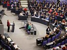 Angela Merkelová promlouvá k Bundestagu.