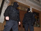 Maskovaní policisté ped domem v centru Olomouce, který patí Ivanu Langerovi...