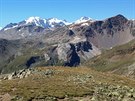 Pohled ze zóny Carosello 3000 na ikonické vrcholy Piz Bernina a Piz Palü