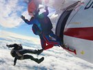 Roman tengl (v modrém) pi výskoku z letadla pi tandemovém seskoku. Pod ním...
