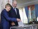 Bloruský prezident Alexandr Lukaenko volil spolu se svým nejmladím synem...