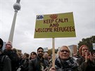 Píznivci skupiny Moabit Hilft!, která pomáhá migrantm v Berlín, na...