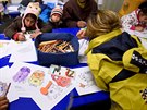 Dti uprchlík si kreslí ve stanovém uprchlickém táboe v dolnosaském mst...