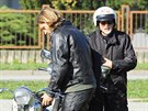 Milo Dvoák (vlevo) a Petr Hoálek pijeli na motorkách na poheb Frantika...