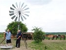 K napájení divokých koní v Milovicích slouží větrné čerpadlo, které vymyslel,...
