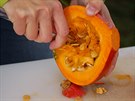 Omytou d�ni je t�eba zbavit "bub�k�" a vydlabat z n� sem�nka. 