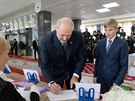 Nikolaj Lukaenko doprovází svého otce do volební místnosti (íjen 2015)