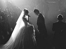 ernobílý snímek ze svatby zveejnila ínská celebrita na svém Instagramu.