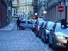 Cizinci v Praze pemístili zaparkované auto doprosted ulice (11.10.2015).