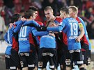 Fotbalisté Plzn se radují z gólu v utkání proti Zlínu.