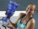Jelena Jankoviov s trofej pro vtzku turnaje v Hongkongu.