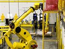 Robostow, jedna z největších robotických paží na světě, přesouvá palety zboží,...