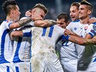 Fotbalisté Slovenska se radují z postupu na mistrovství Evropy.