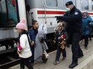 Chorvatský policista dohlíí na malé uprchlíky, aby bezpen nastoupili do...