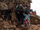 Po vylodní na eckém ostrov Lesbos eká uprchlíky jet nároná kamenná cesta...