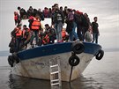 Na ecký Lesbos piplula z Turecka dalí rybáská lo s uprchlíky (11. íjna...