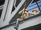 Brati Bubeníkovi fotili kalendá na ústeckém elezniním most pro...