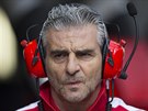 Maurizio Arrivabene, závodní editel Ferrari, bhem tréninku na Velkou cenu...