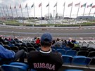 Ruský divák sleduje v Soi tréninky na Velkou cenu formule 1, práv kolem nj...