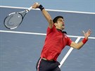 Novak Djokovi podává bhem finále v Pekingu.