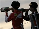 Sebastian Vettel (vlevo) upíjí po Velké cen Ruska ze stíbrného ampaského,...