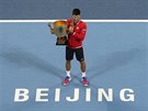 Novak Djokovi s trofejí pro vítze turnaje v Pekingu
