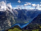 Z hraniního hebene Berchtesgadenských Alp se otevírají pohledy na jezero...