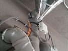 Velmi svérázná instalace vyh�ívacích kabel� na potrubí v gará�ích bytového...